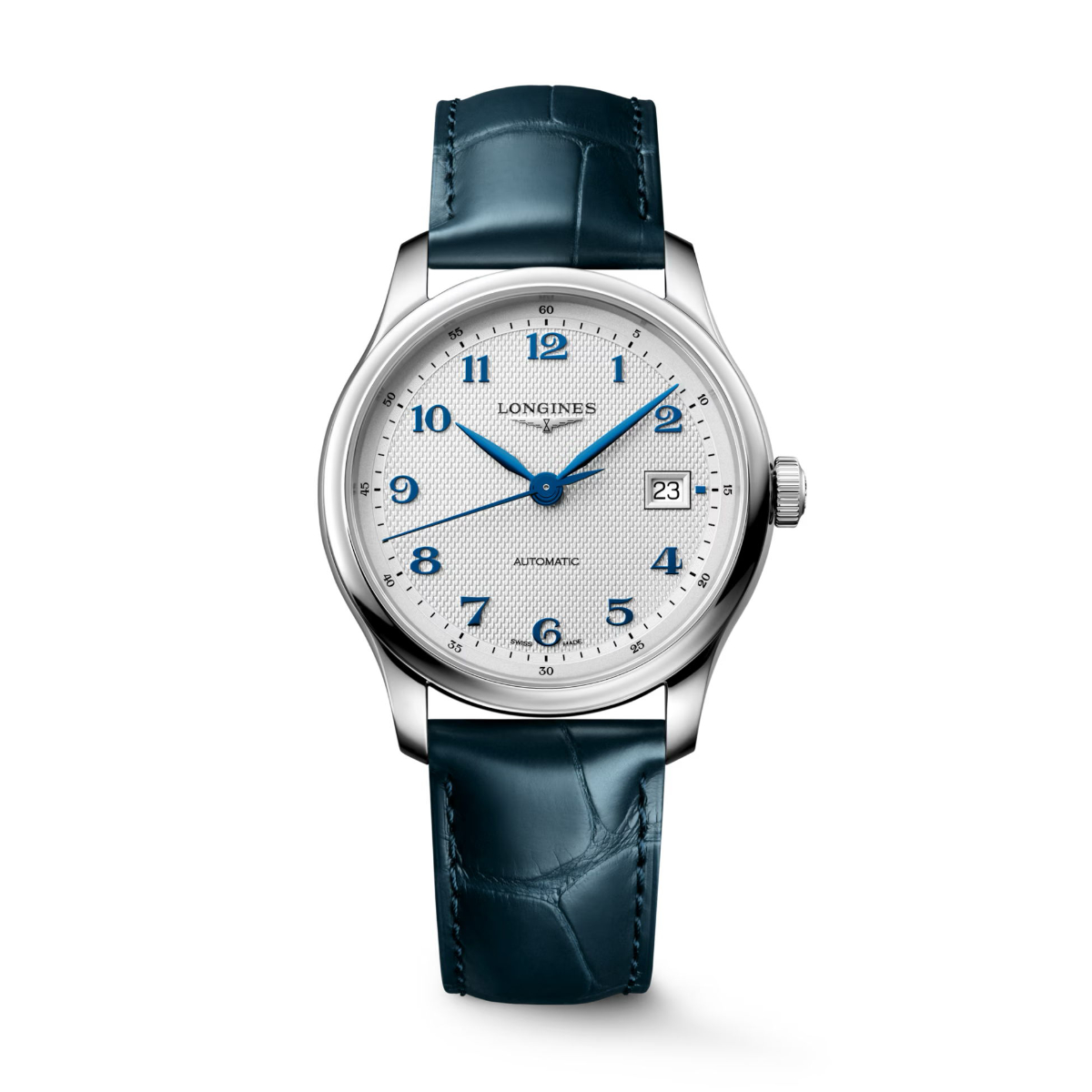 Die Longines Master Collection ist eine luxuriöse Armbanduhr mit einem runden silbernen Zifferblatt, blauen arabischen Ziffern und Zeigern, einem Datumsfenster bei 3 Uhr, einem strukturierten weißen Zifferblatt, einem blauen Lederband und einem polierten Metallgehäuse.