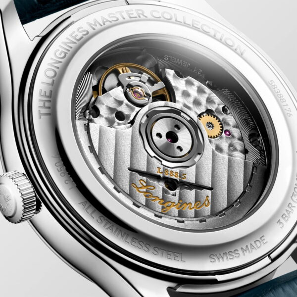 Nahaufnahme des transparenten Gehäusebodens der Longines Master Collection Arabisches Zifferblatt, der den Blick auf das komplizierte Automatikwerk mit eingravierten Details und einer goldenen "Longines"-Signatur im Inneren des Edelstahlgehäuses freigibt.