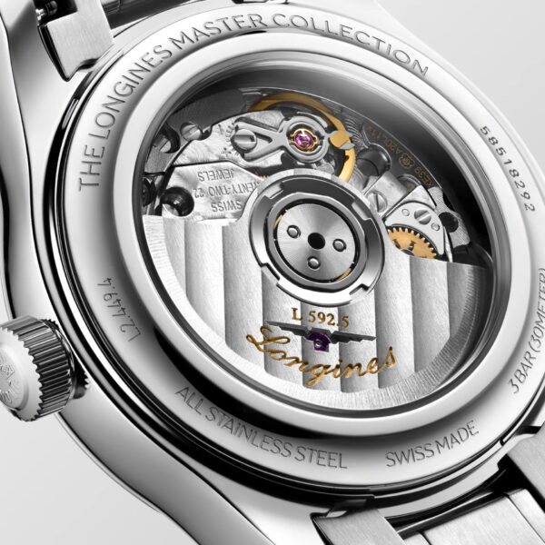 Nahaufnahme der Rückseite der Longines Master Collection-Uhr, die das filigrane mechanische Uhrwerk und das gravierte Edelstahlgehäuse mit der Aufschrift „Swiss Made“ und der Modellnummer „L592.5“ zeigt.