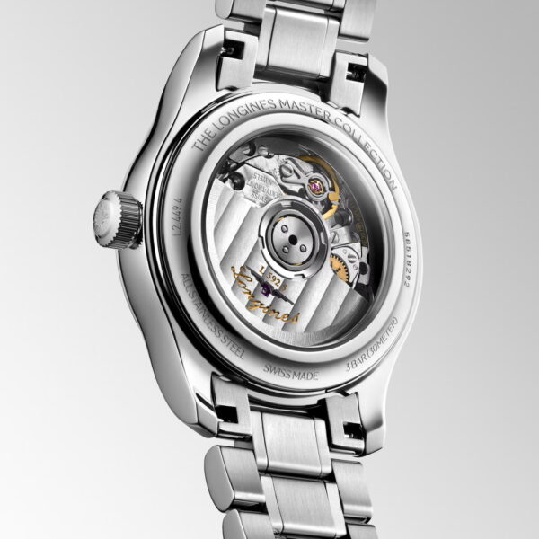 Eine Nahaufnahme der Rückseite der Armbanduhr aus der Longines Master Collection zeigt das durch den transparenten Gehäuseboden sichtbare Automatikwerk sowie die detailreichen Gravuren auf dem Edelstahlgehäuse und dem Armband.