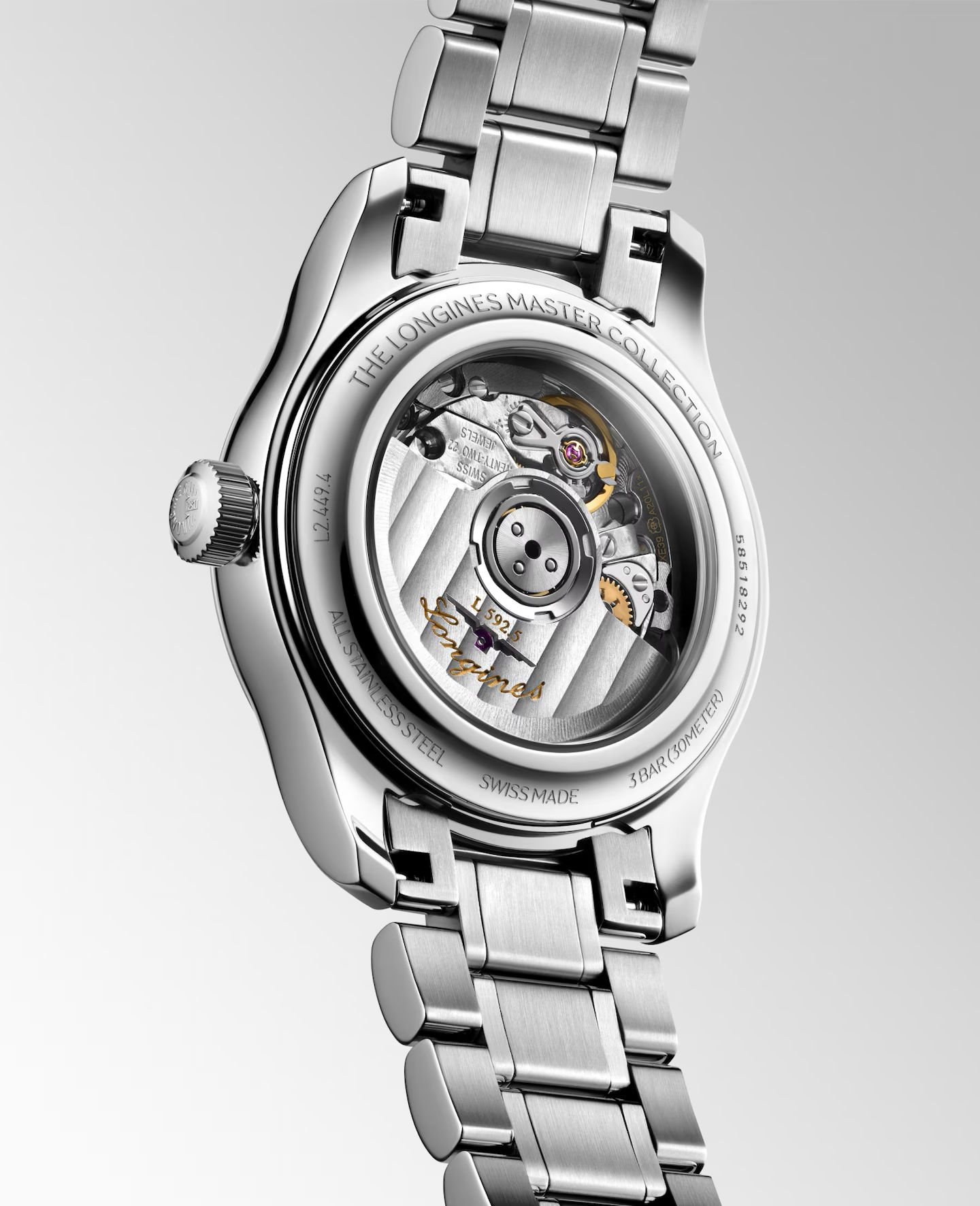 Eine Nahaufnahme der Rückseite der Armbanduhr aus der Longines Master Collection zeigt das durch den transparenten Gehäuseboden sichtbare Automatikwerk sowie die detailreichen Gravuren auf dem Edelstahlgehäuse und dem Armband.