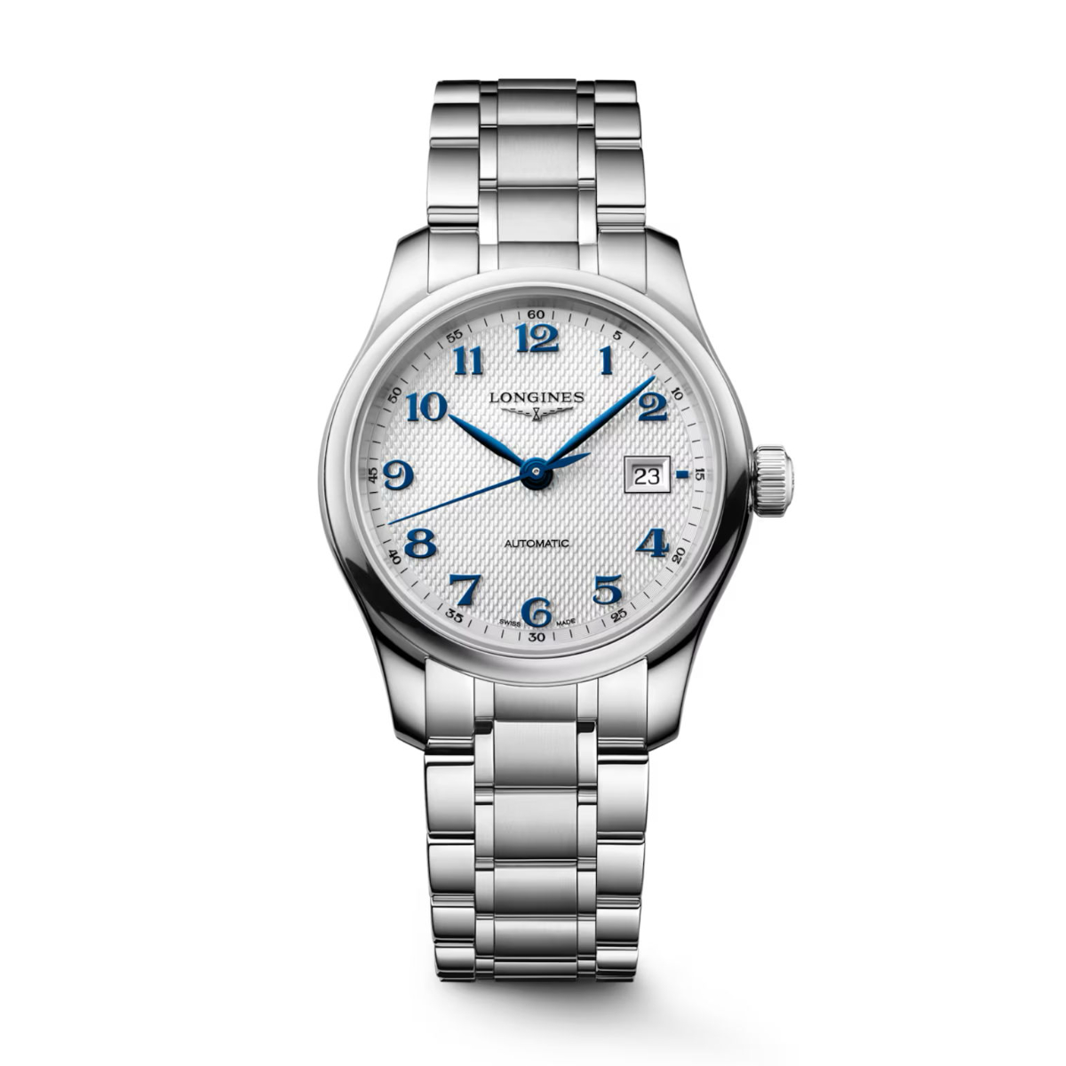 Eine Armbanduhr aus der Longines Master Collection mit silbernem Gehäuse, strukturiertem weißem Zifferblatt, blauen arabischen Ziffern und Zeigern, Datumsfenster bei 3 Uhr sowie einem Gliederarmband aus Edelstahl.