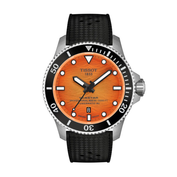 Die Tissot Seastar 2000 44MM verfügt über ein orangefarbenes, strukturiertes Zifferblatt, eine schwarze Lünette und ein schwarzes Armband, ein silbernes Gehäuse, markante Stundenindizes, ein Datumsfenster bei 6 Uhr sowie den Schriftzug „Tissot 1853“.