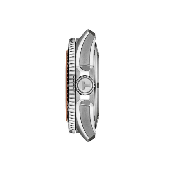 Seitenansicht der Tissot Seastar 2000 44 mm in Silber, die die strukturierte Lünette, die markante Krone und die Gehäusedicke hervorhebt – alles vor einem schlichten weißen Hintergrund.