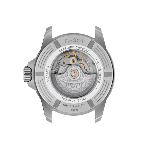 Rückansicht der Tissot Seastar 2000 44 mm, die durch einen transparenten Gehäuseboden mit Gravuren ihr freiliegendes Automatikwerk zur Geltung bringt: Saphirglas, Wasserdichtigkeit bis 600 m und ISO 6425-Zertifizierung.