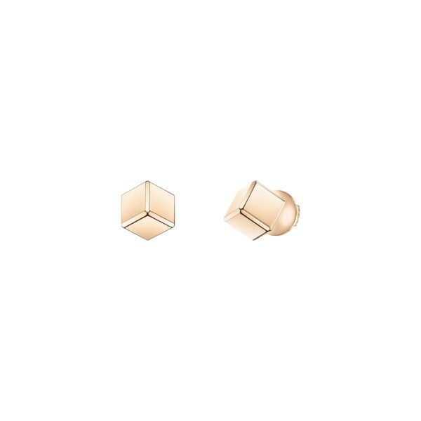 Die Ohrstecker „Ice Cube be Cube“ von Chopard mit einem kleinen, goldenen, geometrischen Würfeldesign werden vor einem schlichten weißen Hintergrund präsentiert.