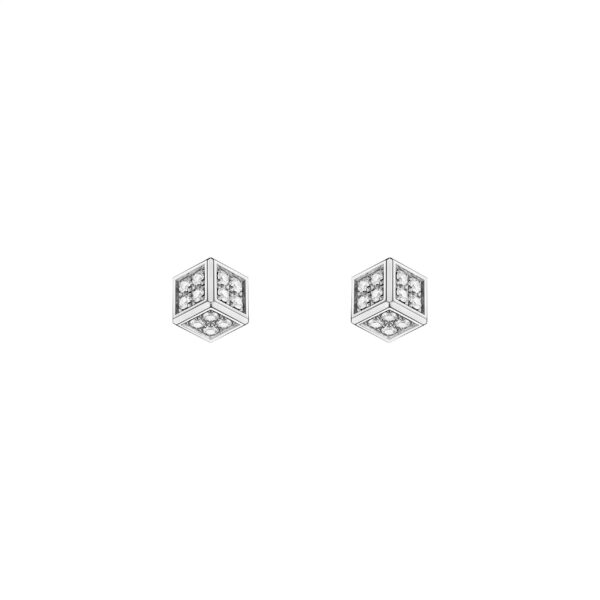 Bei den „Ice Cube be Cube“-Ohrsteckern von Chopard handelt es sich um silberfarbene, würfelförmige Ohrstecker, deren Seiten jeweils mit kleinen funkelnden Steinen verziert sind; abgebildet sind sie vor einem schlichten weißen Hintergrund.