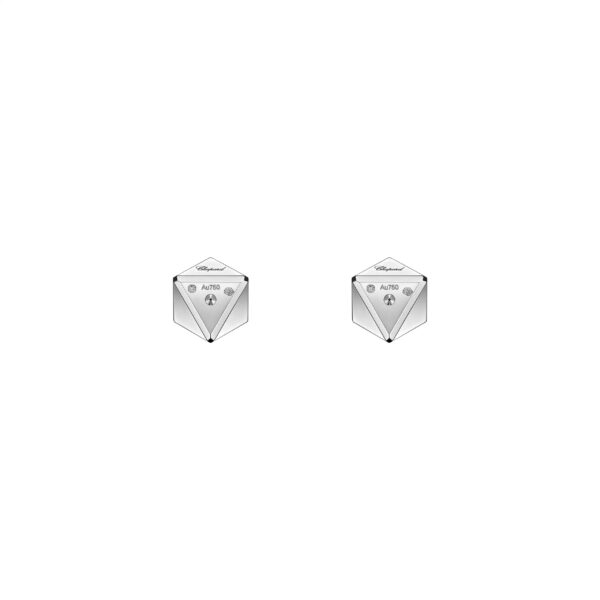 Zwei silberne, geometrisch geformte „Ice Cube be Cube“-Ohrstecker von Chopard sind nebeneinander vor einem schlichten weißen Hintergrund angeordnet, wobei jedes Stück einem Würfel ähnelt, auf dem die Zahlen 4, 7 und 9 zu sehen sind.