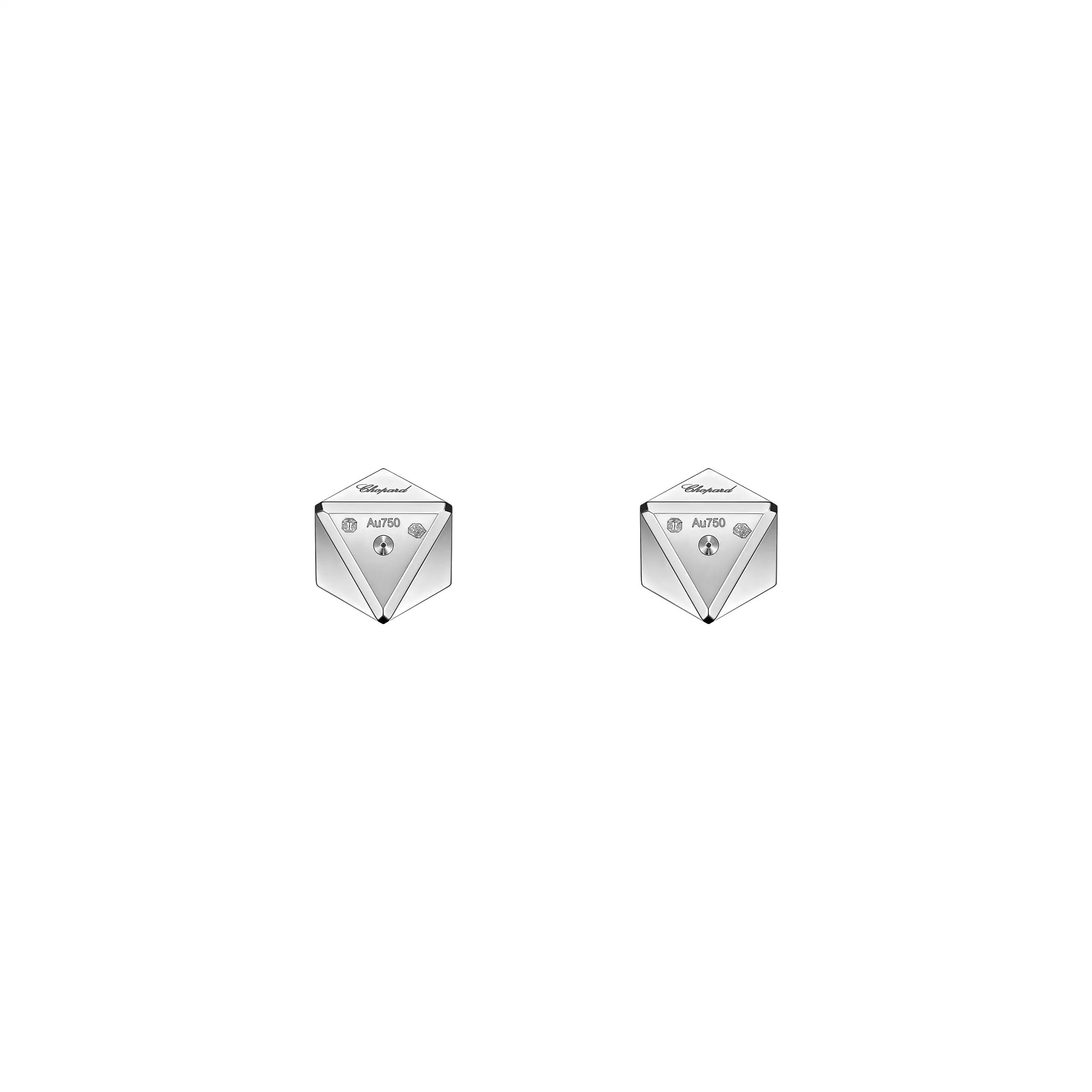 Zwei silberne, geometrisch geformte „Ice Cube be Cube“-Ohrstecker von Chopard sind nebeneinander vor einem schlichten weißen Hintergrund angeordnet, wobei jedes Stück einem Würfel ähnelt, auf dem die Zahlen 4, 7 und 9 zu sehen sind.