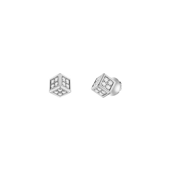 Chopard Ohrstecker „Ice Cube be Cube“: Silberne, würfelförmige Ohrstecker, deren einzelne Seiten jeweils mit kleinen funkelnden Steinen verziert sind, abgebildet vor einem schlichten weißen Hintergrund.
