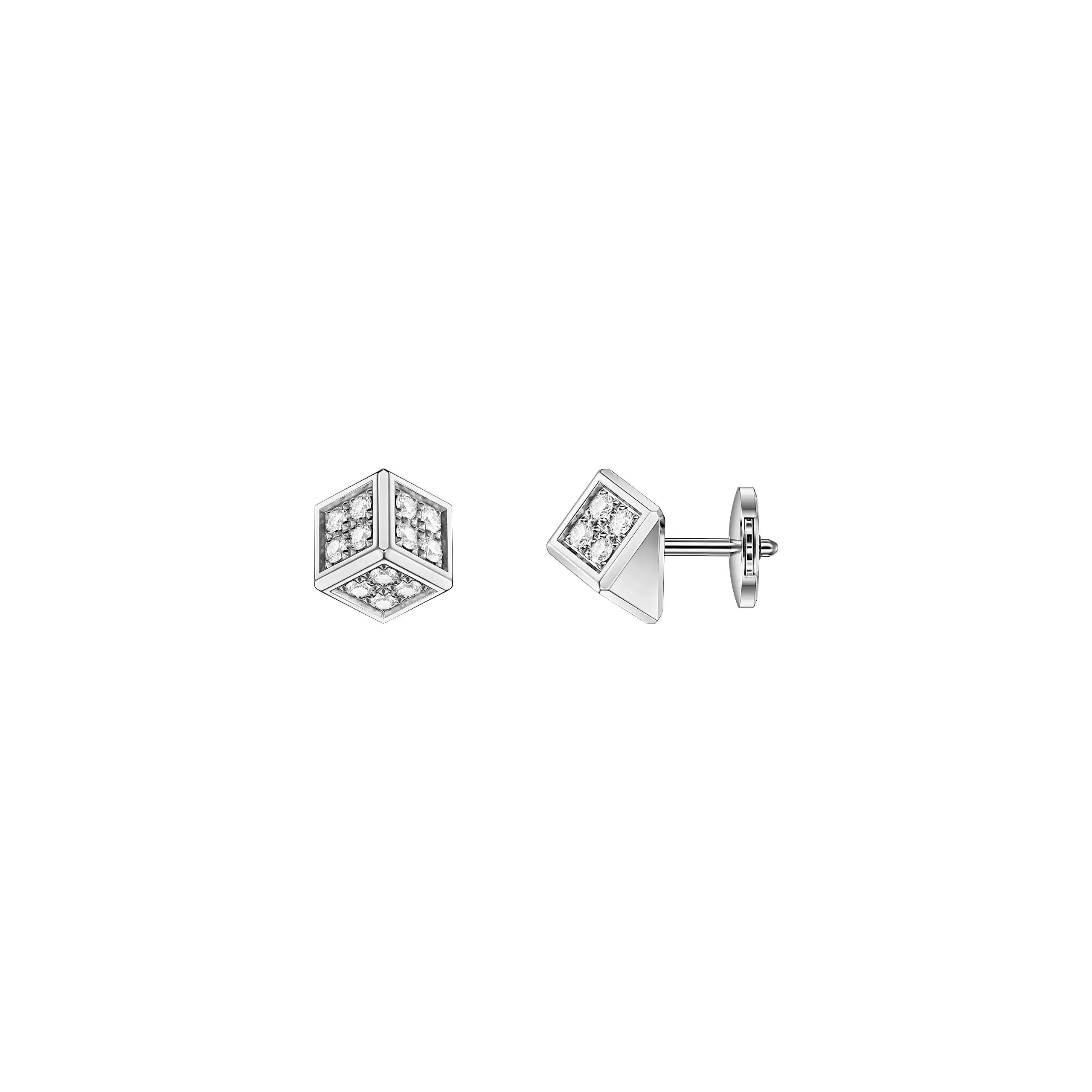 Die Chopard Ohrstecker „Ice Cube be Cube“ sind silberne Ohrstecker, bei denen jeder Würfel drei sichtbare Seiten aufweist, die mit kleinen weißen Edelsteinen verziert sind. Ein Ohrring ist von vorne, der andere von der Seite abgebildet; beide sind mit Schraubverschluss versehen.