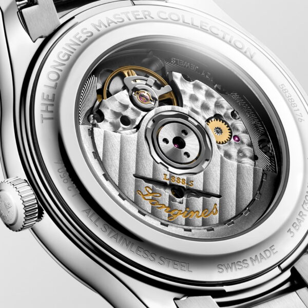 Nahaufnahme der Rückseite der Longines Master Collection-Uhr, die das freiliegende mechanische Uhrwerk aus Schweizer Fertigung mit gravierten Details, sichtbaren Zahnrädern und der goldenen „Longines“-Signatur in einem Edelstahlgehäuse zeigt.