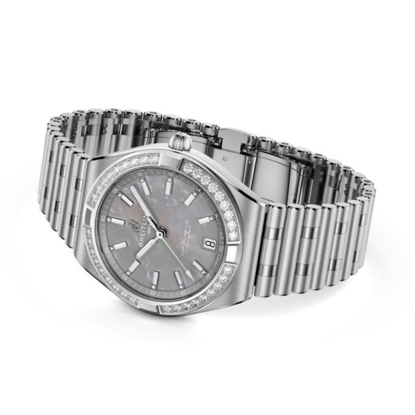 Die Breitling Chronomat II Automatic 36 ist eine silberfarbene Luxusuhr mit einem Metallgliederarmband, einer mit Diamanten besetzten Lünette, einem Perlmuttzifferblatt und einer Datumsanzeige bei 3 Uhr, die schräg auf weißem Hintergrund dargestellt ist.