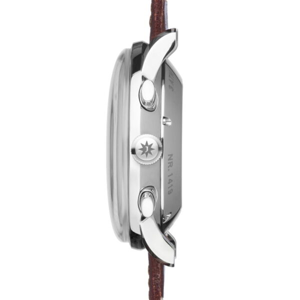 Seitenansicht der Junghans Meister Chronoscope mit silbernem Gehäuse, Krone und Drückern, befestigt an einem braunen Lederarmband; zu sehen sind lediglich der Rand und die Dicke des Gehäuses – das Zifferblatt ist nicht abgebildet.