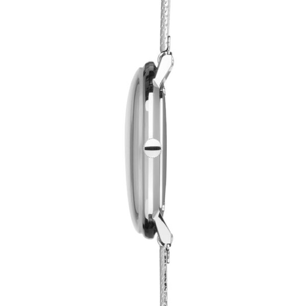 Seitenansicht der Junghans max bill Damenarmbanduhr mit schlankem, rundem Gehäuse, sichtbarer Krone und beidseitig durchbrochenem Metallarmband vor einem schlichten weißen Hintergrund.