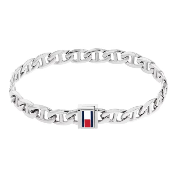 Wir präsentieren „Oceanic“: ein silbernes Kettenarmband mit ovalen Gliedern und einem rechteckigen Verschluss, der mit dem Oceanic-Logo in auffälligen roten, weißen und blauen Streifen verziert ist und für einen eleganten, modernen Look sorgt.