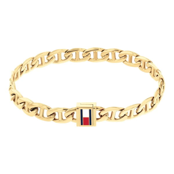 „Oceanic“ ist ein Armband aus einer Goldkette mit ineinander verschlungenen Gliedern und einem rechteckigen Verschluss, das in der Mitte mit einem kleinen Akzent aus roter, weißer und blauer Emaille verziert ist. Das Design ist schlicht und elegant.