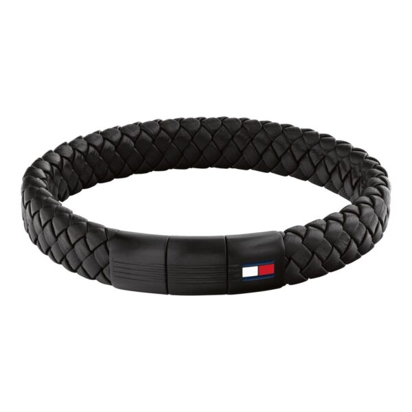 Ein schwarzes, geflochtenes Lederarmband mit einem Verschluss, auf dem ein kleines rechteckiges Logo in Rot, Weiß und Blau zu sehen ist.