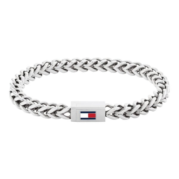 Ein silberfarbenes, geflochtenes Metallarmband mit einem rechteckigen Verschluss, in dessen Mitte sich ein kleines, rechteckiges Logo in den Farben Rot, Weiß und Blau befindet.