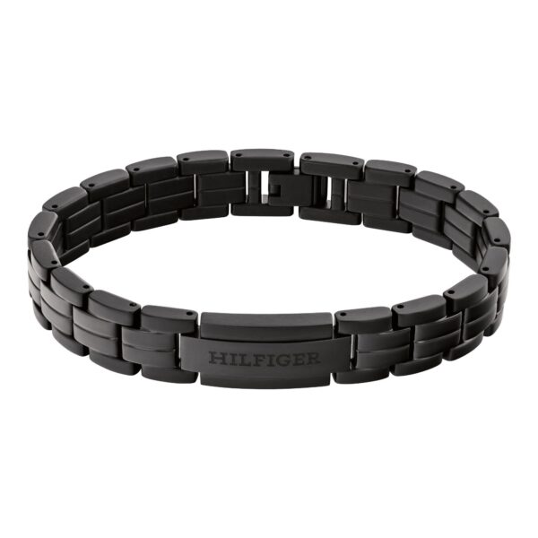 Wir stellen vor: „Parker“ – ein Black-Metal-Gliederarmband mit einer rechteckigen Mittelplatte, in die „HILFIGER“ eingraviert ist. Dieses Armband besticht durch ein elegantes, modernes Design und eine matte Oberfläche.