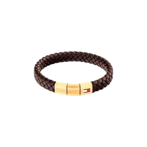 Das runde geflochtene Armband wird vor einem schlichten weißen Hintergrund gezeigt. Es besteht aus braunem, geflochtenem Leder mit einem goldenen Verschluss und einem kleinen rechteckigen Motiv in Rot, Weiß und Blau.
