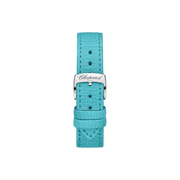 Ein türkisfarbenes, strukturiertes Lederarmband der Chopard Happy Starfish-Kollektion mit einer silbernen Schließe, auf der „Chopard“ eingraviert ist, vor weißem Hintergrund.