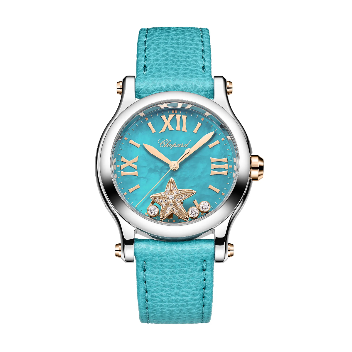 Die Chopard Happy Starfish ist eine türkisfarbene Armbanduhr mit einem strukturierten Lederarmband, goldenen römischen Ziffern und einem Zifferblatt, das mit einem goldenen Seestern und schwebenden Diamanten verziert ist. Das Gehäuse ist silberfarben und mit eleganten goldenen Akzenten versehen.