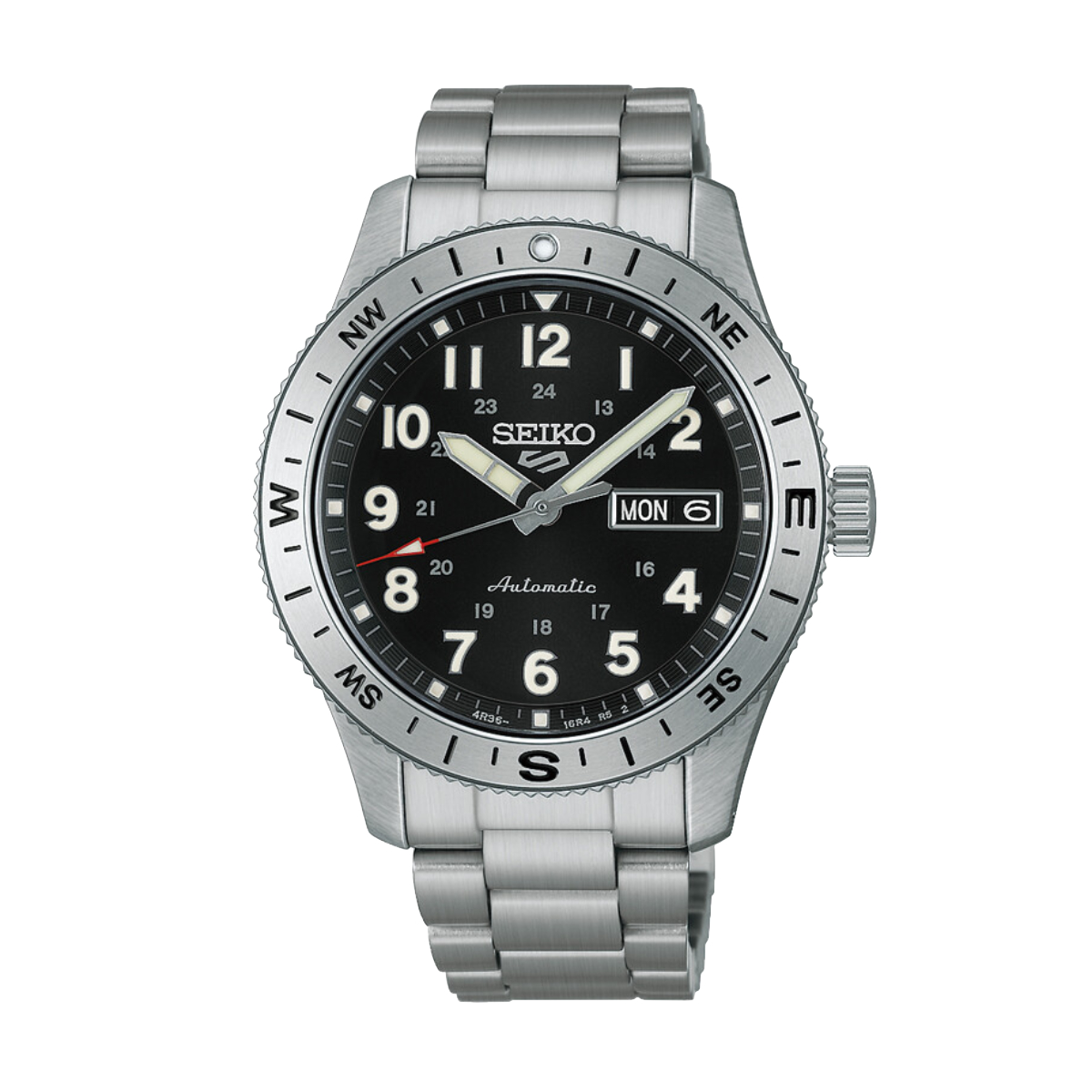 Die Seiko 5 Sports verfügt über ein Edelstahlgehäuse und ein Metallarmband, ein schwarzes Zifferblatt mit weißen Ziffern, eine Wochentags- und Datumsanzeige sowie eine Lünette mit Kompassrichtungsangaben.