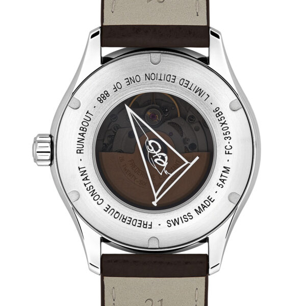 Rückansicht der Frederique Constant Classics Runabout Automatic GMT mit transparentem Gehäuse, das den Blick auf das Innenleben freigibt, braunem Lederarmband sowie Gravuren mit der Aufschrift „Limited Edition“, der Seriennummer und dem Vermerk „Swiss-made“.