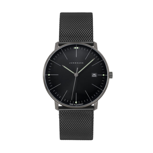 Die Junghans Max Bill Quarz ist eine minimalistische schwarze Armbanduhr mit einem Metallgeflechtarmband, schwarzem Zifferblatt, silbernen Zeigern, schmalen Indexen und einem Datumsfenster bei 3 Uhr. Unterhalb der 12-Uhr-Markierung ist „Junghans“ zu lesen.