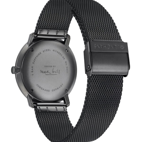 Auf der Rückseite der Junghans Max Bill Quarz befindet sich ein schwarzes Stahlgeflechtarmband. Auf dem Gehäuse sind die Aufschriften „Sapphire Steel“, „Design by Max Bill“ und „Junghans Germany“ eingraviert, während sich das Junghans-Logo auf der Schließe befindet.