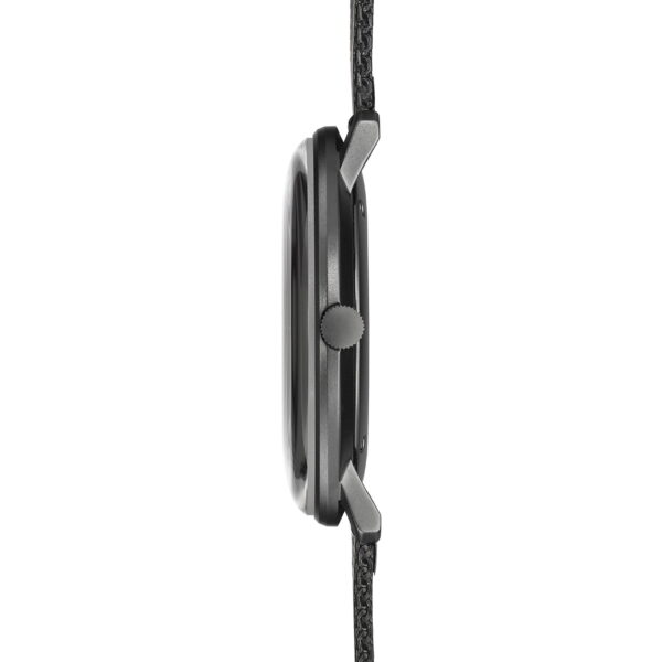 Seitenansicht der Junghans Max Bill Quarz-Armbanduhr mit schwarzem Gehäuse, schwarzer Krone und gewebtem Armband vor weißem Hintergrund. Die Uhr besticht durch ein schlankes, modernes Design.