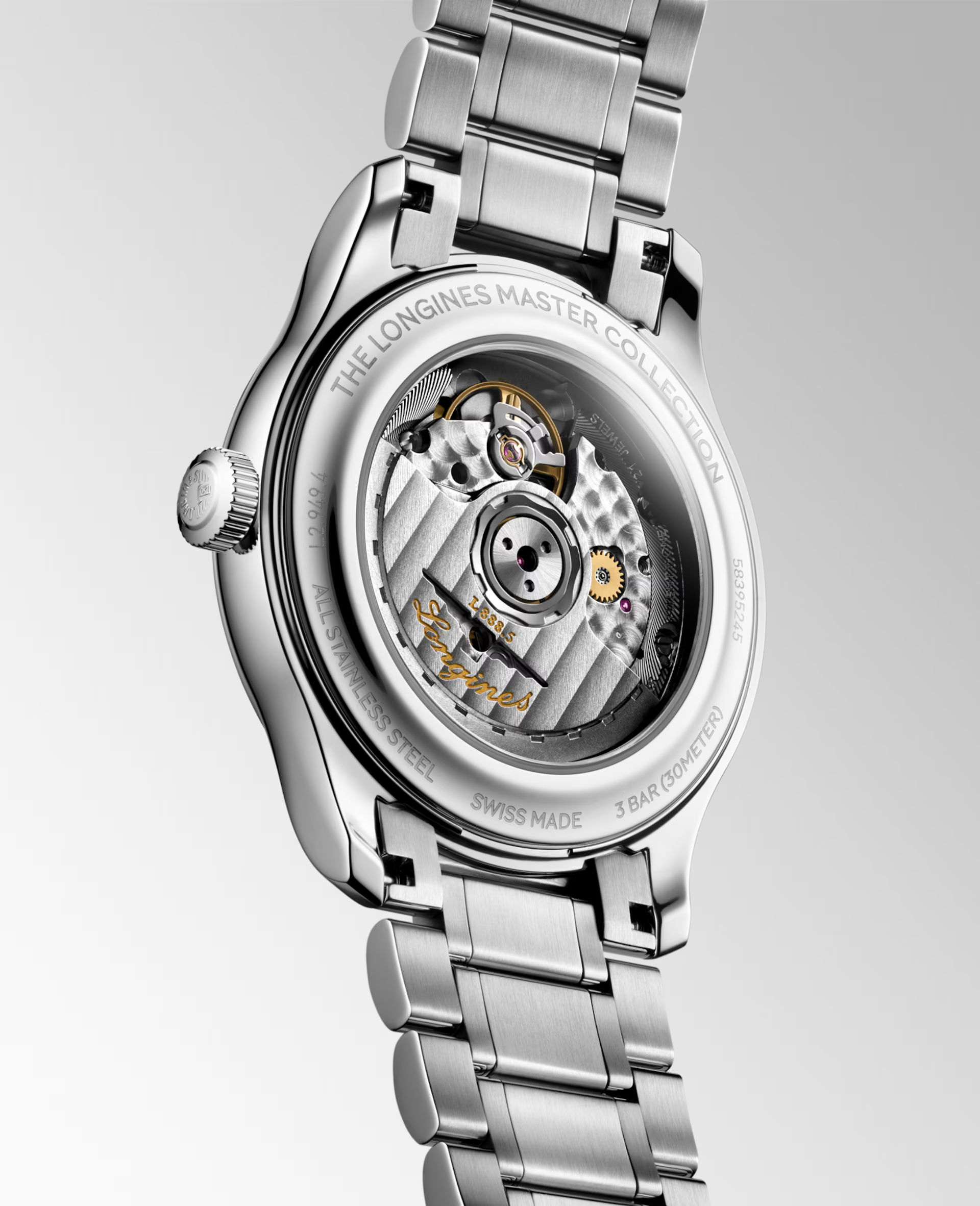 Eine Nahaufnahme der Longines Master Collection-Uhr zeigt den durchscheinenden Gehäuseboden, der den Blick auf das filigrane mechanische Uhrwerk und die Zahnräder freigibt, ergänzt durch ein silberfarbenes Edelstahlarmband.