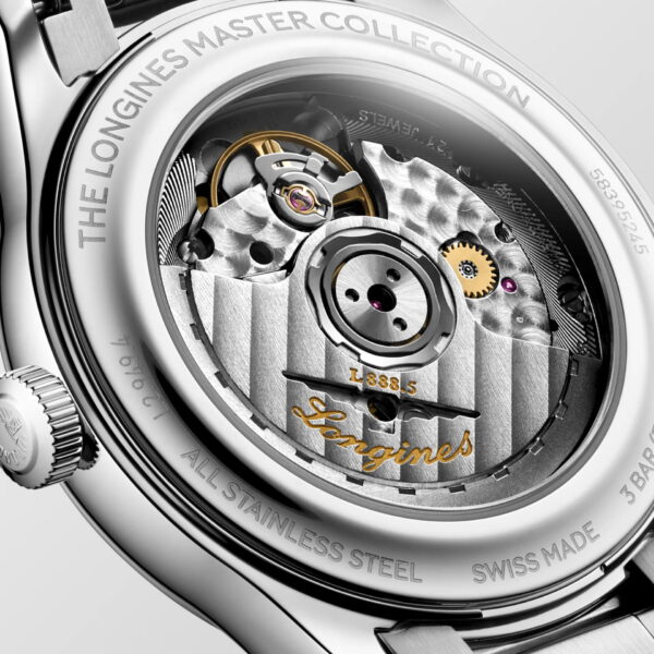 Nahaufnahme der Rückseite der Longines Master Collection-Uhr, die das komplexe mechanische Uhrwerk, die sichtbaren Zahnräder und das gravierte Edelstahlgehäuse hervorhebt.