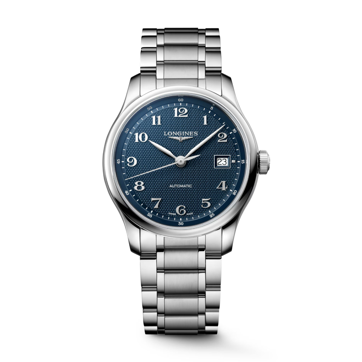 Die Longines Master Collection verfügt über ein Edelstahlgehäuse, ein blaues, strukturiertes Zifferblatt mit silbernen Indexen, eine Datumsanzeige bei 3 Uhr und ein silbernes Gliederarmband.