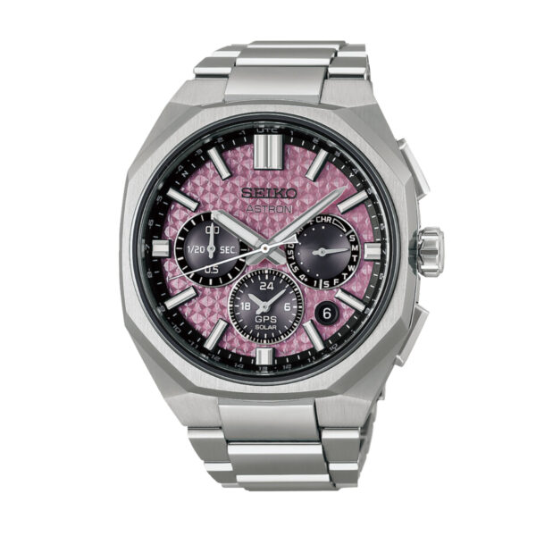 Ein Seiko Astron GPS Solar Dual Time Chronograph mit silbernem Gehäuse, rosa strukturiertem Zifferblatt mit drei schwarzen Hilfszifferblättern, silbernen Indexen und einem Metallarmband, dargestellt vor weißem Hintergrund.