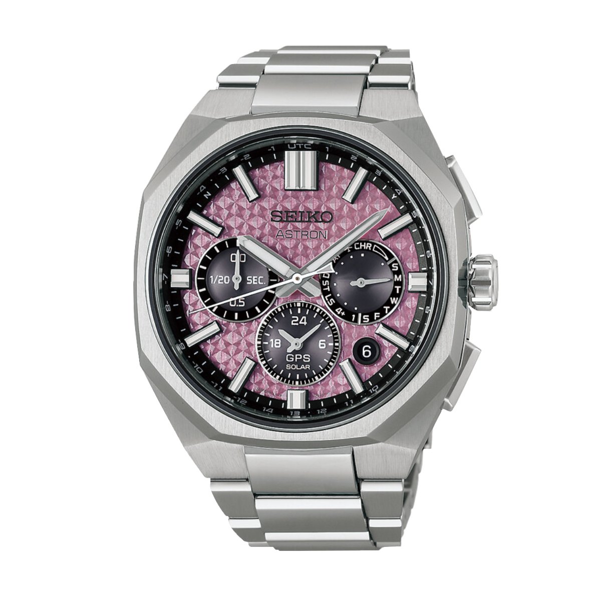 Ein Seiko Astron GPS Solar Dual Time Chronograph mit silbernem Gehäuse, rosa strukturiertem Zifferblatt mit drei schwarzen Hilfszifferblättern, silbernen Indexen und einem Metallarmband, dargestellt vor weißem Hintergrund.