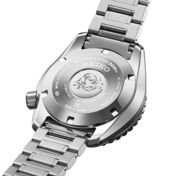 Das Bild zeigt die Rückseite einer Seiko Prospex Marinemaster Automatik Jamstec Limited Edition mit einem eingravierten Wellenmotiv sowie den Aufschriften „300 m“, „MADE IN JAPAN“ und „0001/1000“. Das silberne Metallarmband ist angebracht.