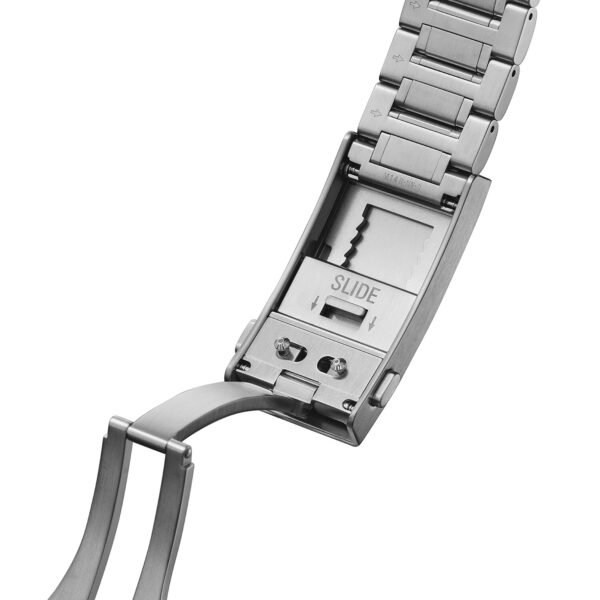Eine Nahaufnahme des teilweise geöffneten Verschlusses des Edelstahlarmbands der Seiko Prospex Marinemaster Automatik 300M Diver zeigt einen „SLIDE“-Verstellmechanismus mit sichtbaren Raststufen und Pfeilen, der eine einfache Anpassung der Größe ermöglicht.