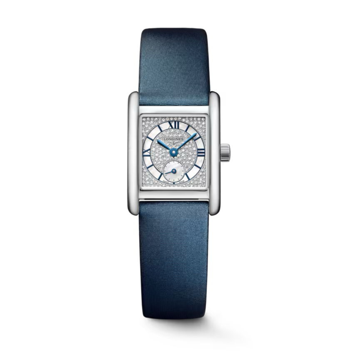 Die Longines Mini DolceVita Diamonds ist eine rechteckige silberfarbene Uhr mit einem diamantbesetzten Zifferblatt, blauen römischen Ziffern und Zeigern, einem kleinen Hilfszifferblatt, einem dunkelblauen Satinarmband und einer Krone auf der rechten Seite des Gehäuses.