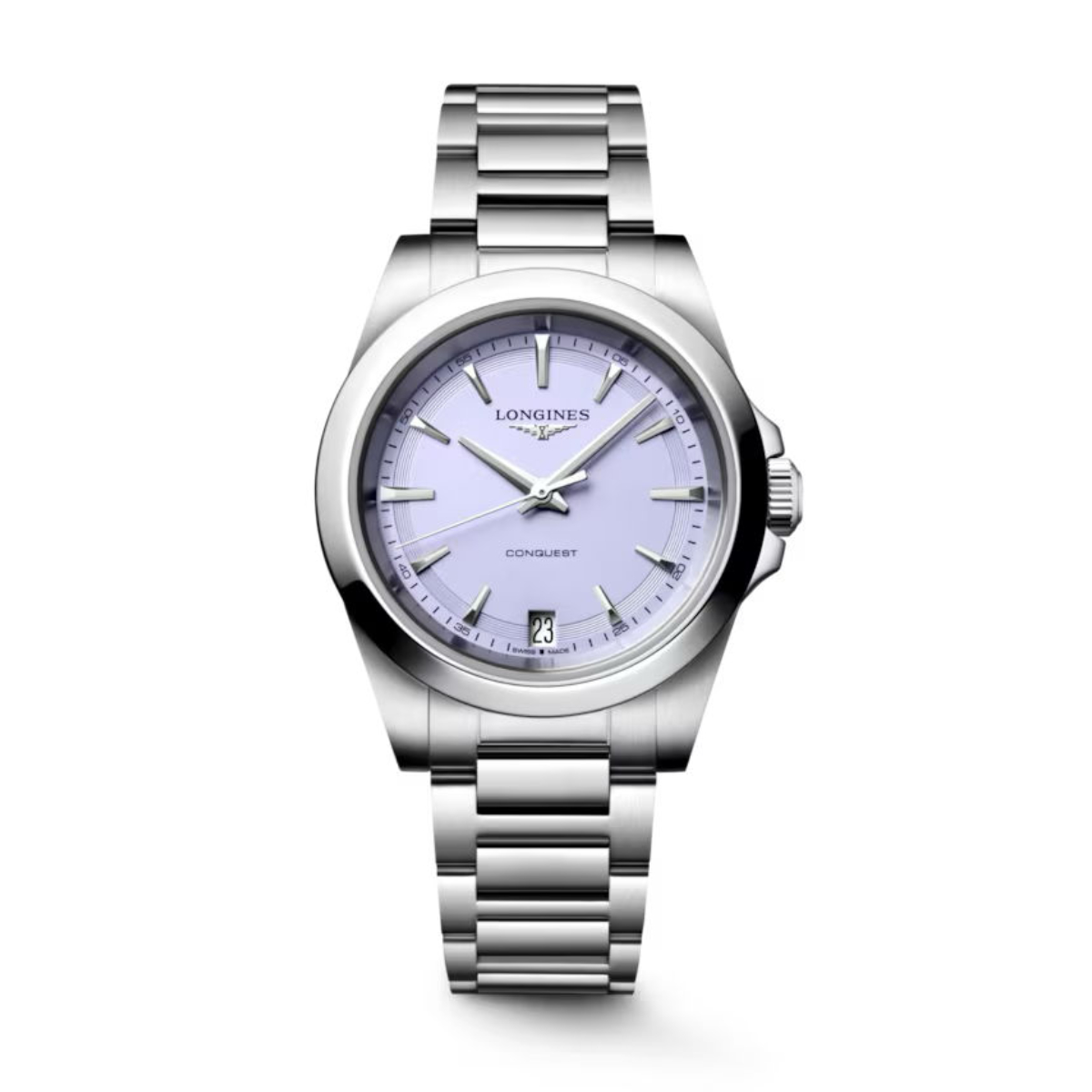 Eine Longines Conquest-Armbanduhr mit silbernem Gehäuse, helllavendelfarbenem Zifferblatt, silbernen Indexen, Datumsfenster bei 6 Uhr und einem Edelstahlarmband wird vor einem weißen Hintergrund präsentiert.