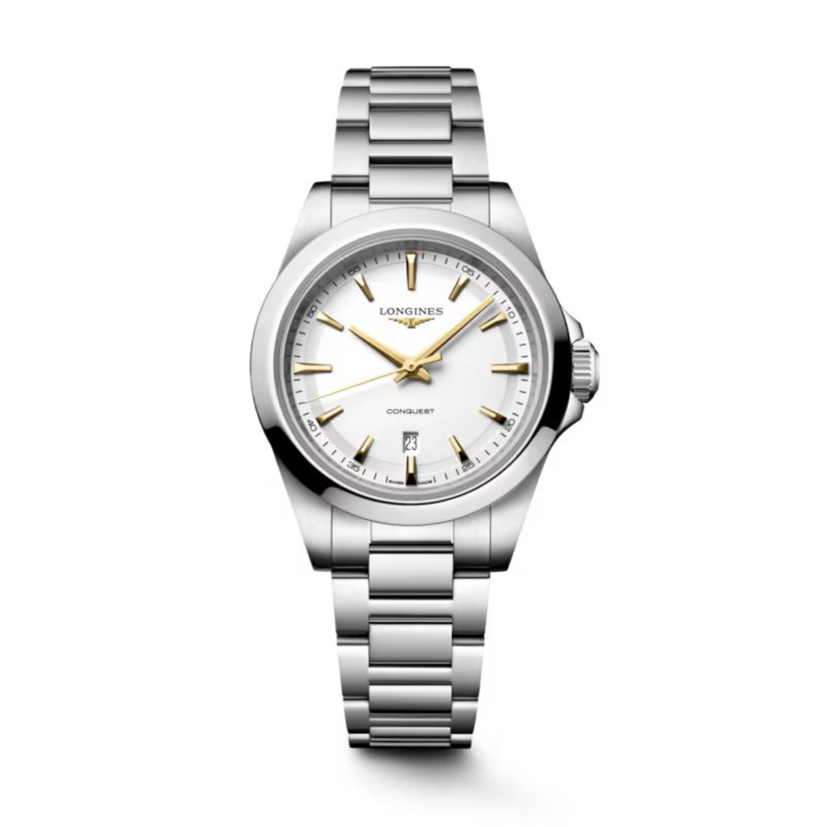 Die Longines Conquest ist eine Armbanduhr aus Edelstahl mit weißem Zifferblatt, goldenen Indexen und Zeigern, einem Datumsfenster bei 6 Uhr und einem Metallgliederarmband, abgebildet vor einem schlichten weißen Hintergrund.