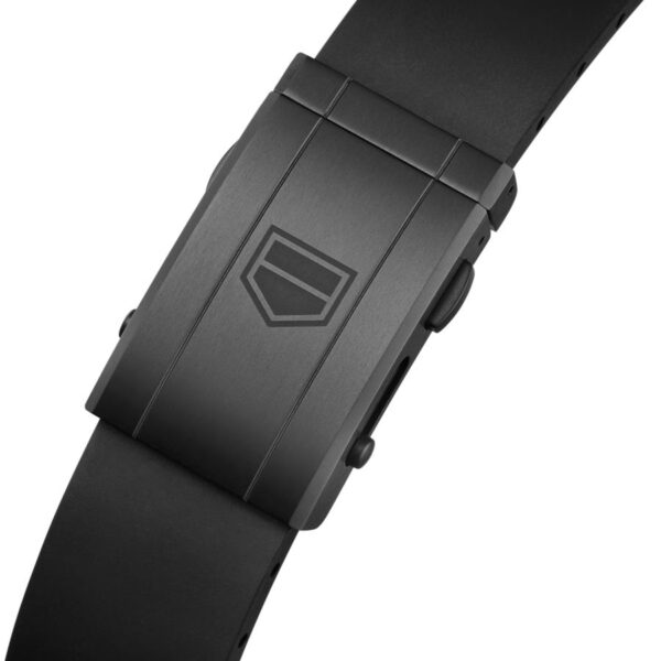 Nahaufnahme des mattschwarzen Verschlusses des TAG Heuer Carrera Chronograph Extreme Sport mit eingraviertem Logo, der an einem passenden schwarzen Armband befestigt ist. Der Verschluss besticht durch ein elegantes, modernes Design.