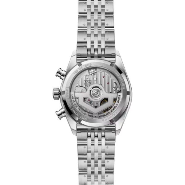 Auf der Rückseite des TAG Heuer Carrera Chronographen ist das mechanische Uhrwerk mit seinen filigranen Zahnrädern und den gravierten Gehäusedetails zu sehen, ergänzt durch ein Metallgliederarmband.