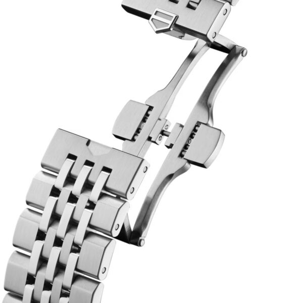 Eine Nahaufnahme des Edelstahlarmbands des TAG Heuer Carrera Chronographen mit offener Schmetterlingsfaltschließe, die vor weißem Hintergrund die filigranen Glieder und den Verschlussmechanismus hervorhebt.