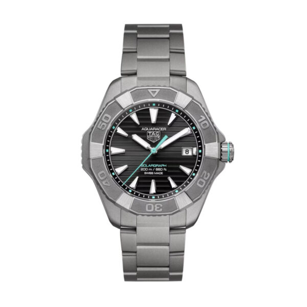 Eine TAG Heuer Aquaracer Professional 200 Solargraph Armbanduhr in Silber mit schwarzem Zifferblatt, markanten weißen Stundenindizes, hellblauen Akzenten und einem Metallgliederarmband, abgebildet vor weißem Hintergrund.