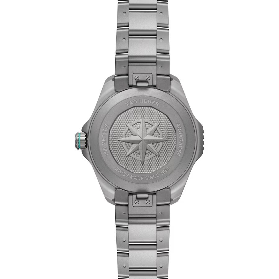 Rückansicht einer silbernen TAG Heuer Aquaracer Professional 200 Solargraph-Uhr mit einer eingravierten Kompassrose und den Aufschriften „TAG Heuer“, „AQUARACER“, „300 METERS“ und „SWISS MADE SINCE 1860“ auf dem Metallgehäuse und dem Armband.