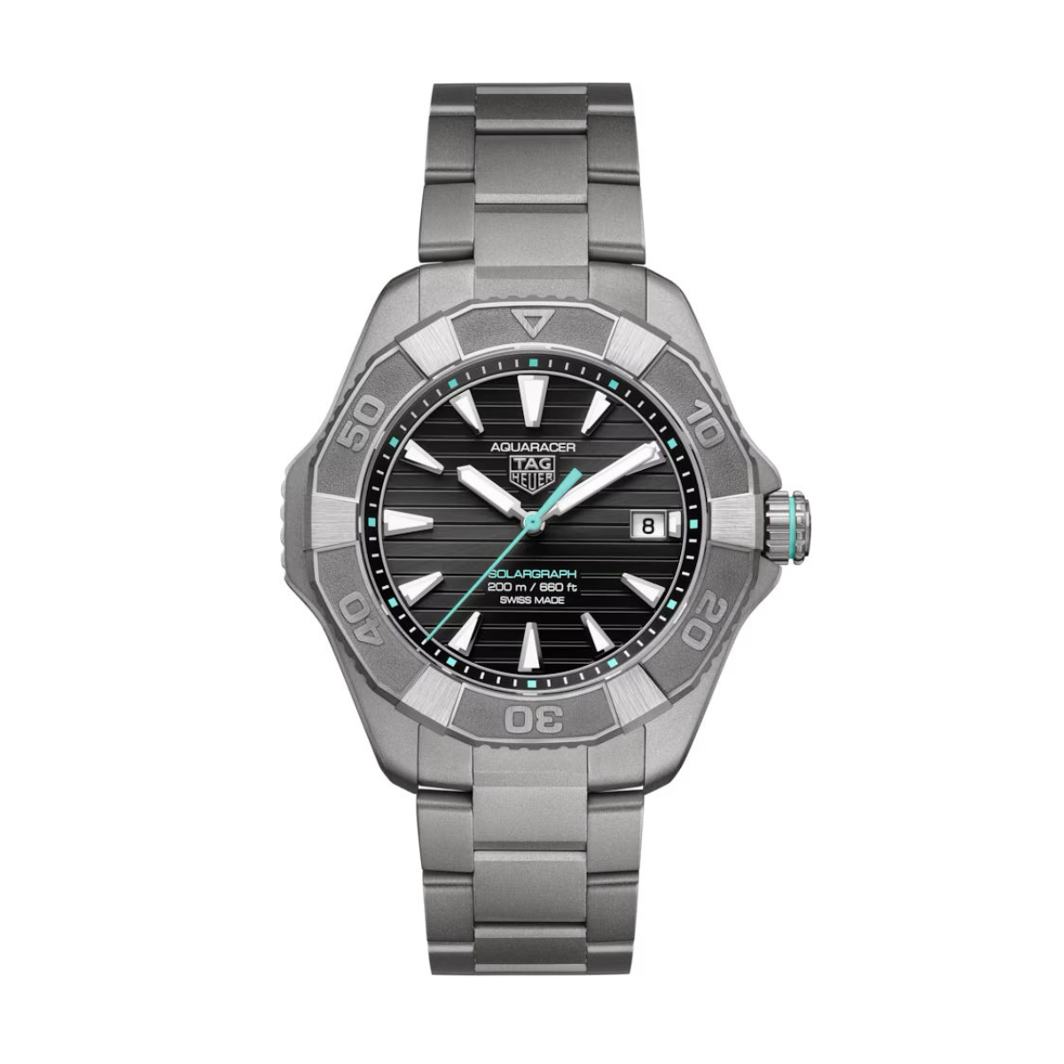 Eine TAG Heuer Aquaracer Professional 200 Solargraph Armbanduhr in Silber mit schwarzem Zifferblatt, markanten weißen Stundenindizes, hellblauen Akzenten und einem Metallgliederarmband, abgebildet vor weißem Hintergrund.