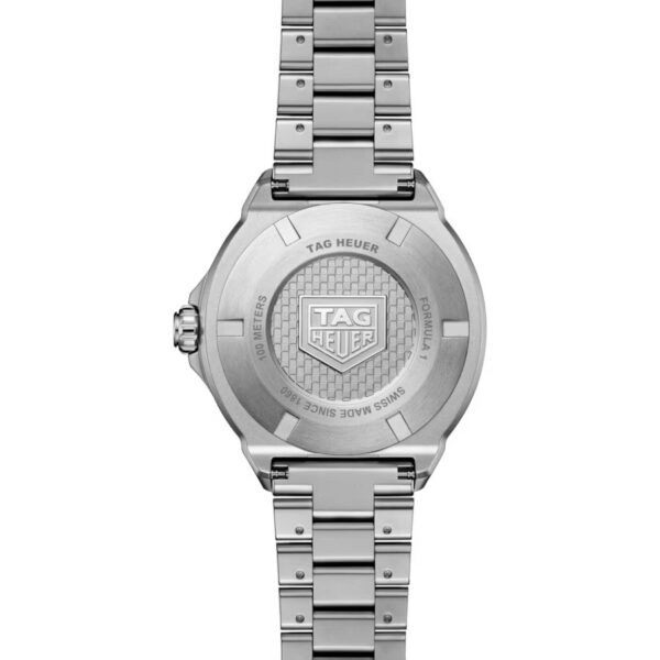 Rückansicht einer silbernen TAG Heuer Formula 1 Solargraph-Armbanduhr mit eingraviertem Logo, der Aufschrift „Formula 1“ und dem Vermerk „Swiss Made Since 1860“. Das Metallarmband und die Details des Gehäuses sind deutlich zu erkennen.