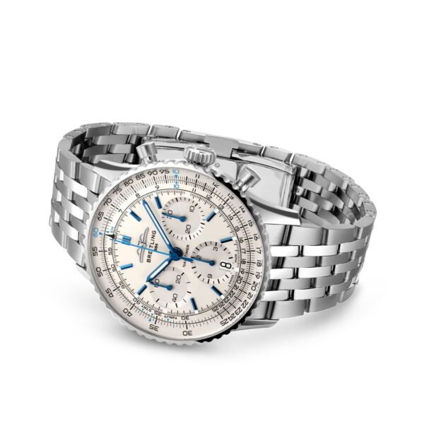 Der Breitling Navitimer B01 Chronograph, eine silberfarbene Luxusuhr mit weißem Zifferblatt, blauen Zeigern, Chronographenfunktionen und einem eleganten Metallgliederarmband, wird vor einem weißen Hintergrund präsentiert.